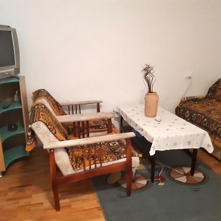 Edelweiss Hostel Stip Bagian luar foto