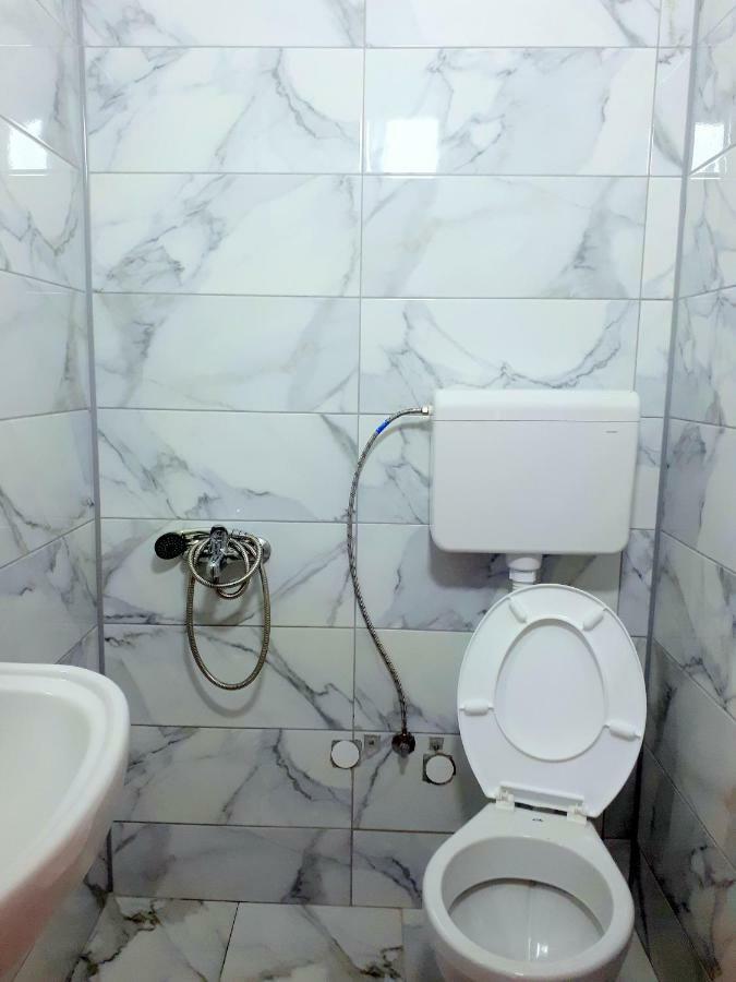 Edelweiss Hostel Stip Bagian luar foto