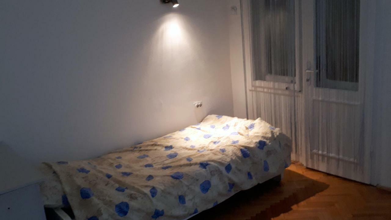 Edelweiss Hostel Stip Bagian luar foto