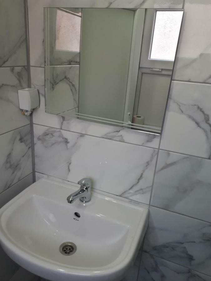 Edelweiss Hostel Stip Bagian luar foto