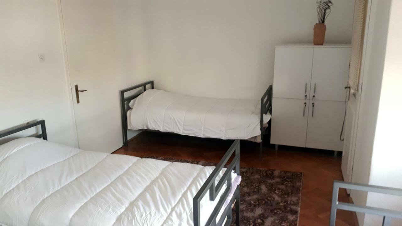 Edelweiss Hostel Stip Bagian luar foto