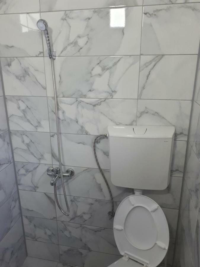 Edelweiss Hostel Stip Bagian luar foto